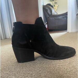 Eileen Fisher beautiful black booties size 7.5. Used